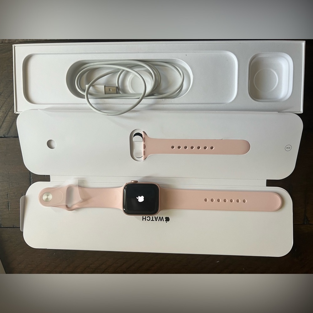 Apple Watch SE Gold Aluminum case Pink Sands Sports Band 40mm